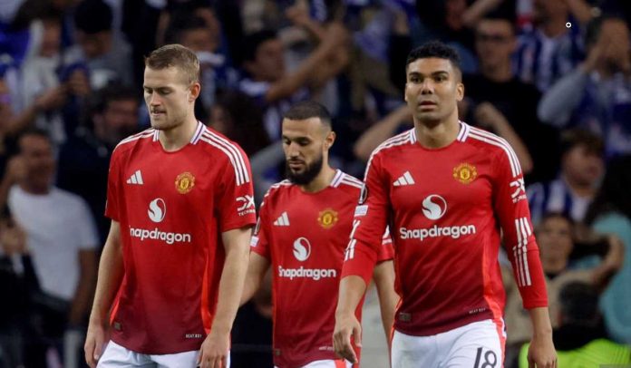 Pemain Manchester United berjalan lunglai usai kebobolan gol