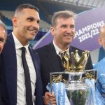 Pep Guardiola berpose untuk foto bersama trofi bersama Khaldoon Al Mubarak, Ferran Soriano, dan Aitor Txiki Begiristain