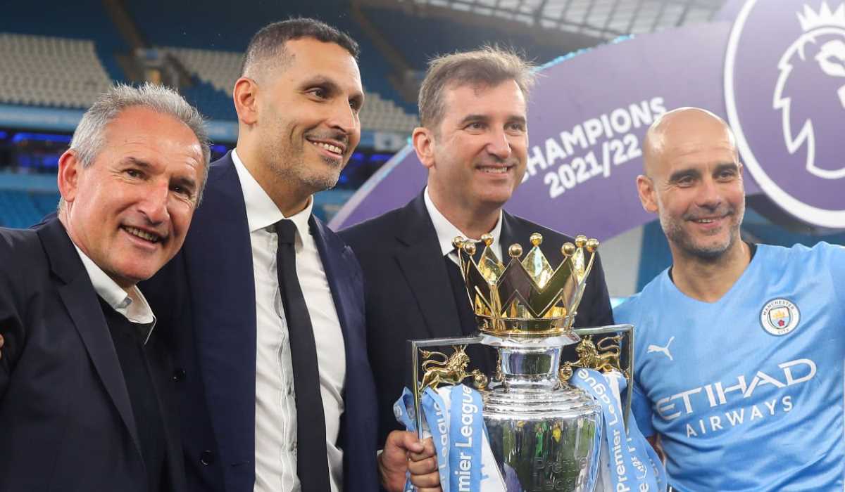 Pep Guardiola berpose untuk foto bersama trofi bersama Khaldoon Al Mubarak, Ferran Soriano, dan Aitor Txiki Begiristain