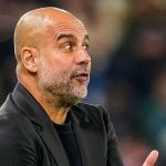 Pep Guardiola memberi instruksi anak asuhnya