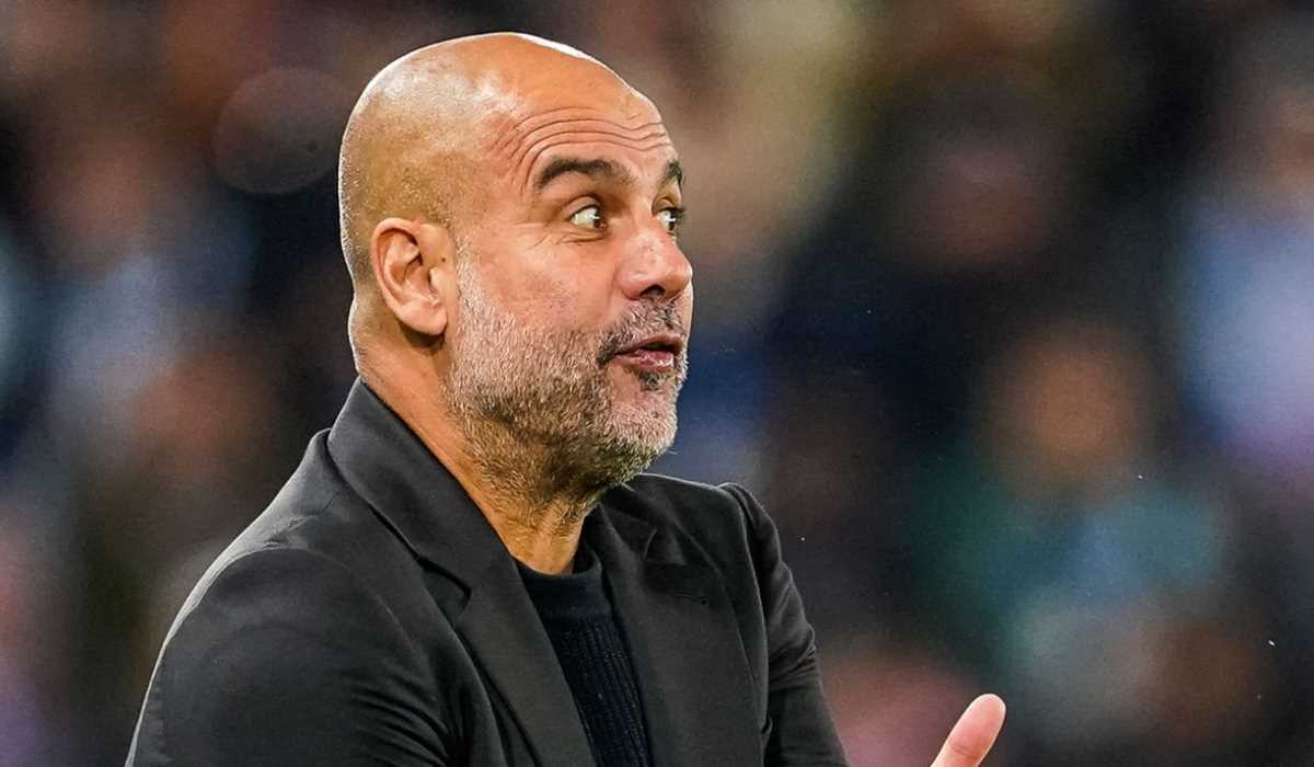 Pep Guardiola memberi instruksi anak asuhnya