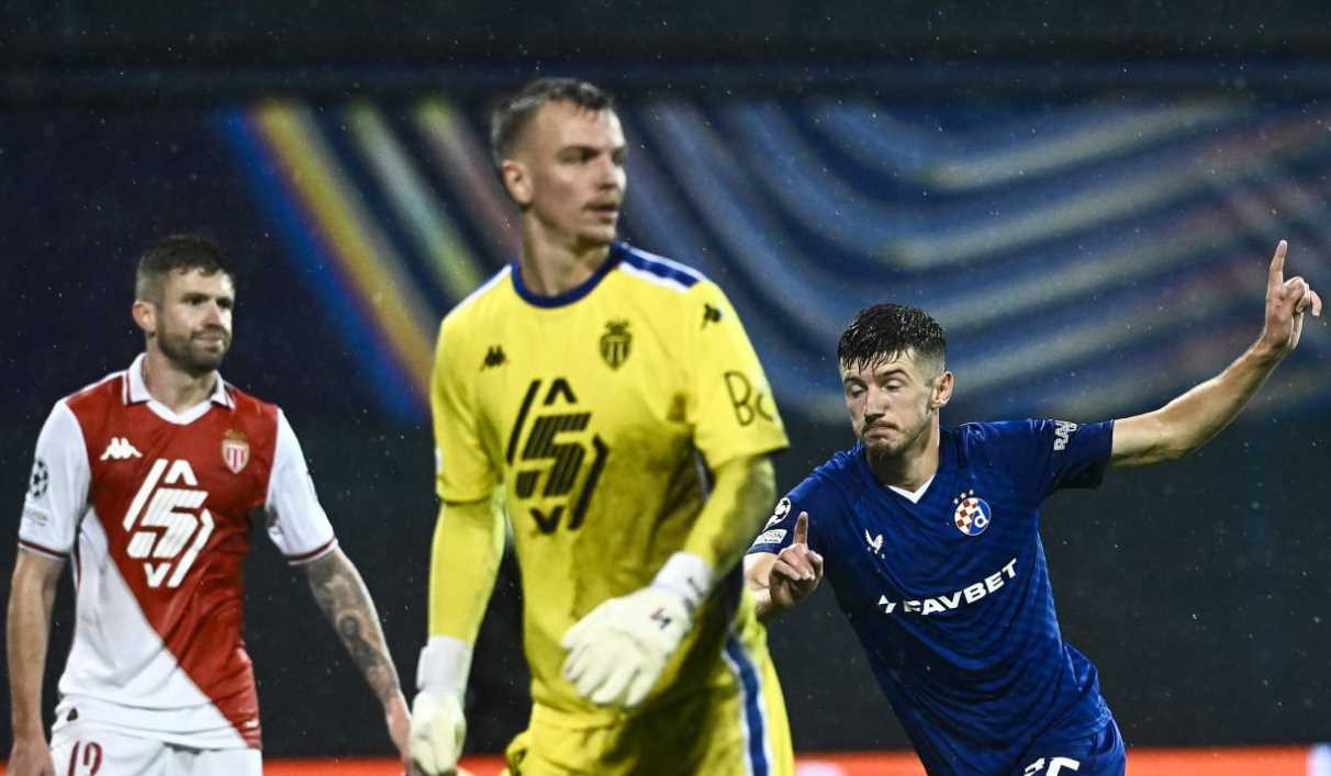 Petar Sucic dari Dinamo Zagreb merayakan gol pertamanya bagi timnya