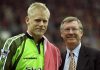 Petr Schemichel berfoto bersama Alex Ferguson