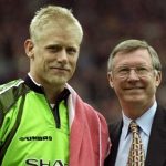 Petr Schemichel berfoto bersama Alex Ferguson