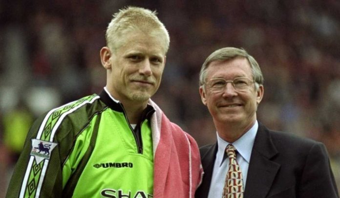 Petr Schemichel berfoto bersama Alex Ferguson