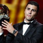 Rodri mengangkat penghargaan Ballon d'Or 2024