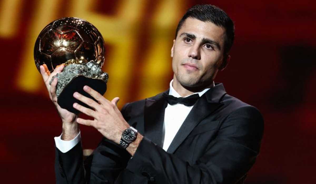 Rodri mengangkat penghargaan Ballon d'Or 2024