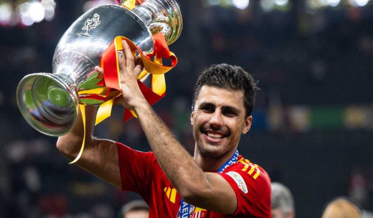 Rodri mengangkat trofi Euro 2024