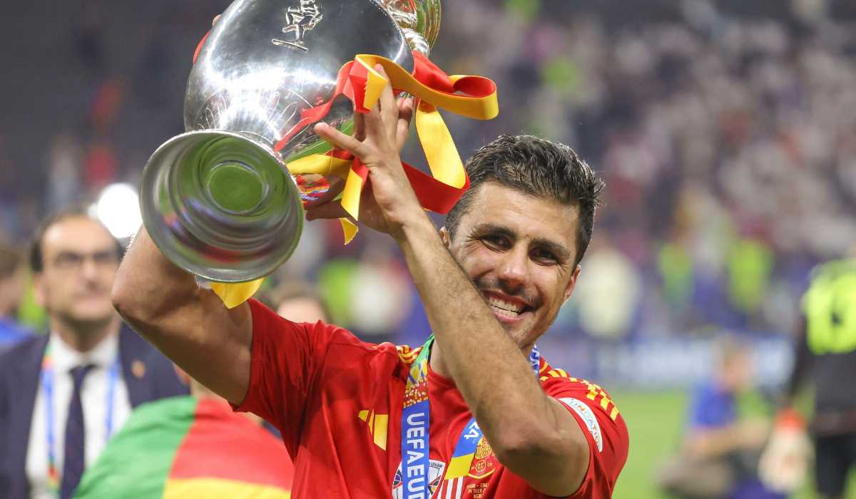 Rodri mengangkat trofi Piala Eropa