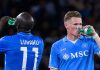 Romelu Lukaku dan Scott McTominay sedang minum air