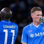 Romelu Lukaku dan Scott McTominay sedang minum air