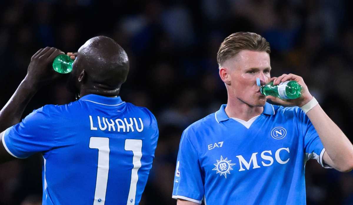 Romelu Lukaku dan Scott McTominay sedang minum air