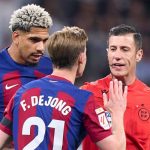 Ronald Araujo dan Frenkie de Jong berdebat dengan wasit