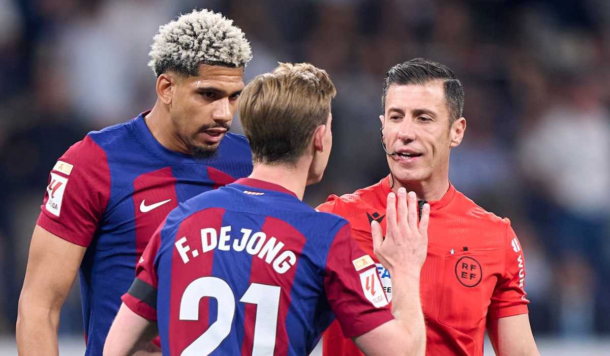 Ronald Araujo dan Frenkie de Jong berdebat dengan wasit