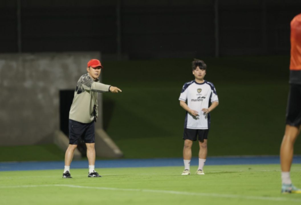 Shin Tae-yong dalam sebuah sesi latihan Timnas Indonesia