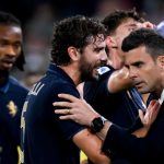 Thiago Motta berbicara dengan Manuel Locatelli