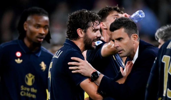 Thiago Motta berbicara dengan Manuel Locatelli