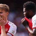 Thomas Partey berbicara dengan Martin Odegaard