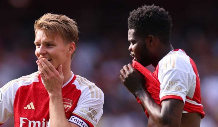 Thomas Partey berbicara dengan Martin Odegaard