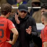 Vincent Kompany beri arahan pemain Bayern Munchen