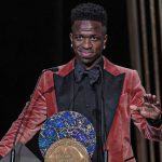 Vinicius Junior saat memenangi Socrates Award tahun lalu