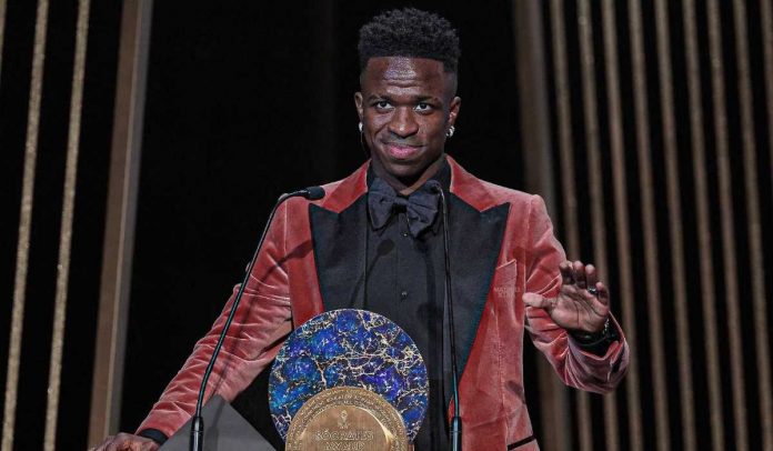 Vinicius Junior saat memenangi Socrates Award tahun lalu