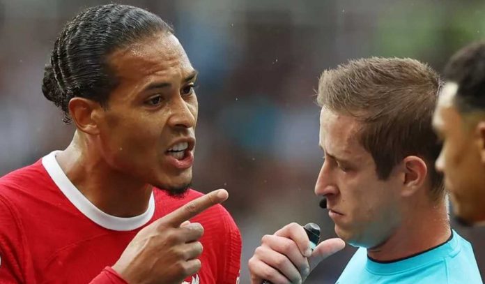 Virgil van Dijk berdebat dengan wasit