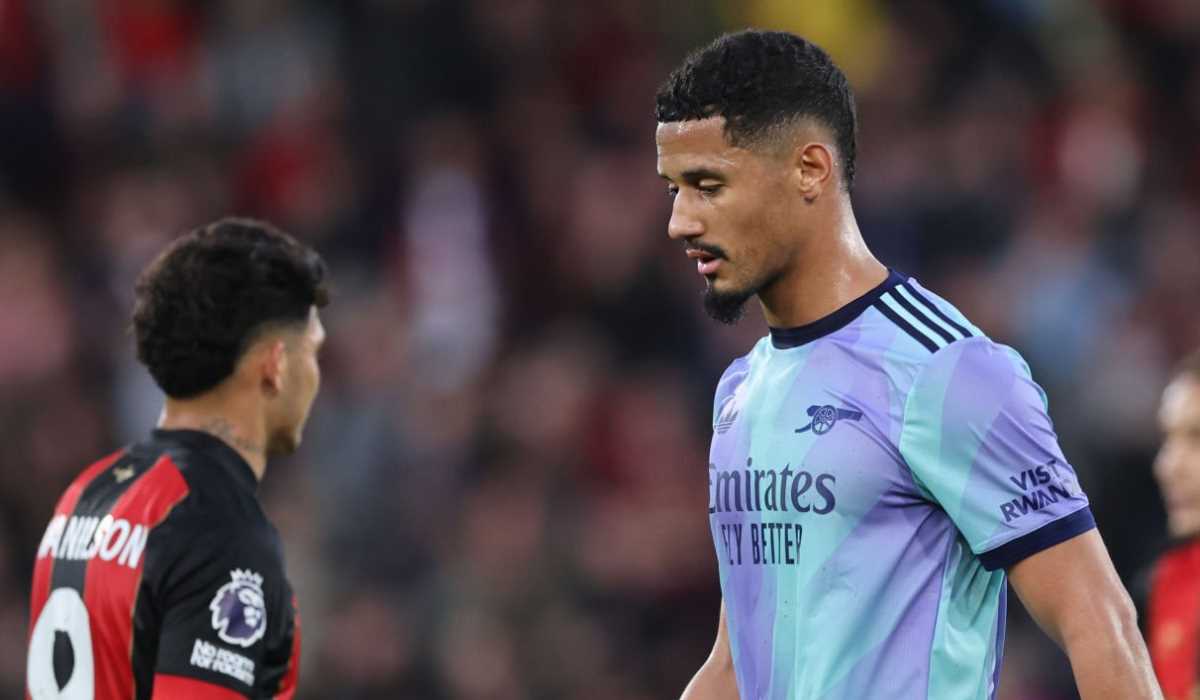 William Saliba keluar lapangan usai kartu merah melawan Bournemouth