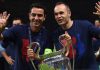 Xavi dan Andres Iniesta memamerkan trofi Liga Champions 2015