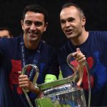 Xavi dan Andres Iniesta memamerkan trofi Liga Champions 2015