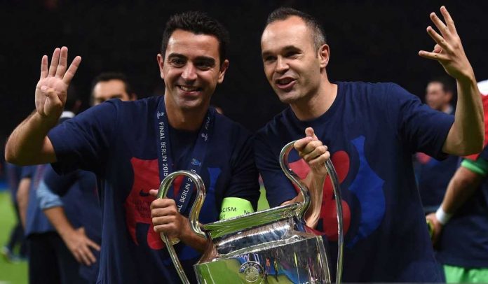 Xavi dan Andres Iniesta memamerkan trofi Liga Champions 2015