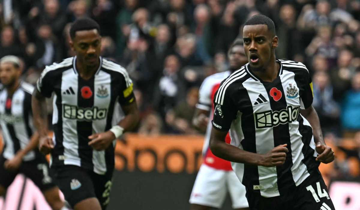 Alexander Isak merayakan gol ke gawang Arsenal