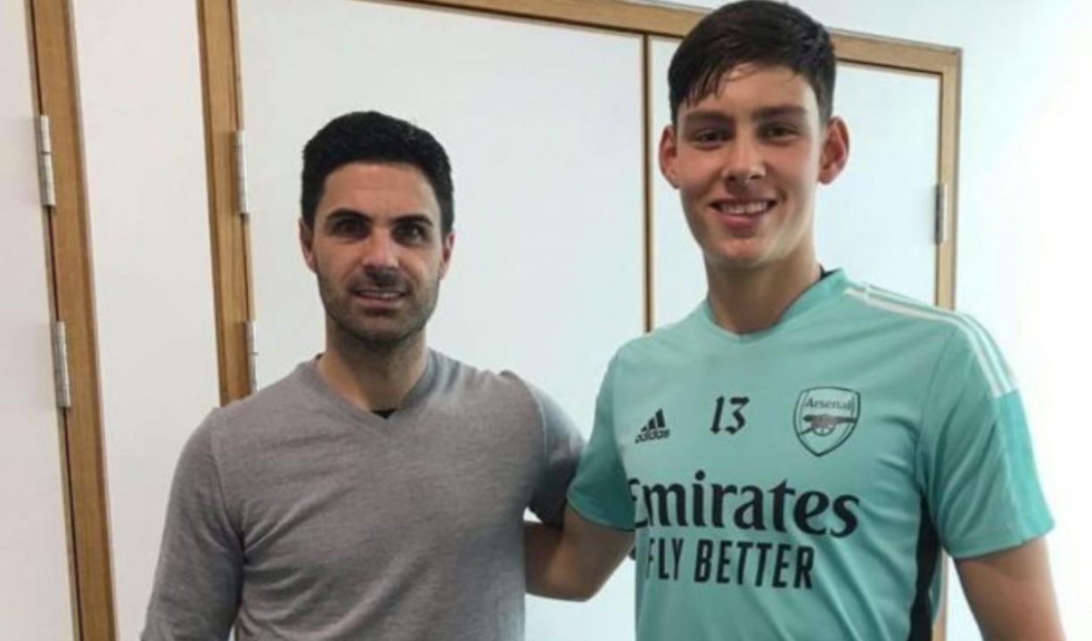 Alexei Rojas bersama Mikel Arteta pelatih Arsenal