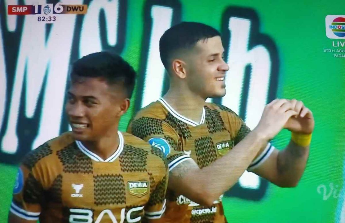 Alexis Messidoro usai mencetak gol ke-6 Dewa United ke gawang Semen Padang