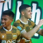 Alexis Messidoro usai mencetak gol ke-6 Dewa United ke gawang Semen Padang