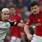 Andreas Pereira berebut bola dengan Harry Maguire