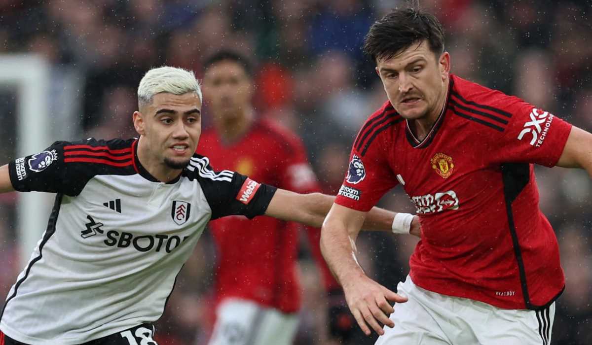 Andreas Pereira berebut bola dengan Harry Maguire