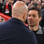 Arne Slot dan Xabi Alonso berdialog usai pertandingan