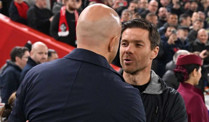 Arne Slot dan Xabi Alonso berdialog usai pertandingan