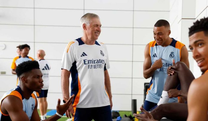 Carlo Ancelotti bersama Aurelien Tchouameni, Kylian Mbappe, dan Jude Bellingham