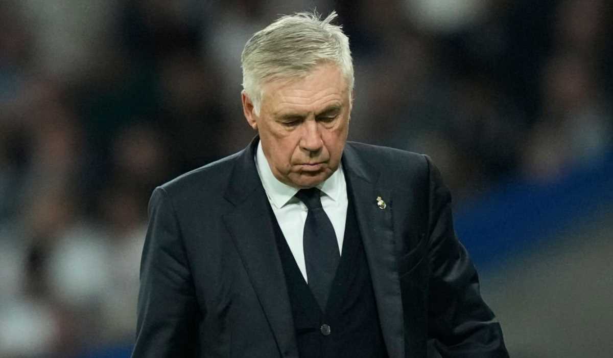 Carlo Ancelotti tertunduk lesu melawan Milan