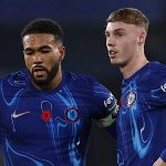 Cole Palmer dan Reece James bersiap eksekusi bola mati