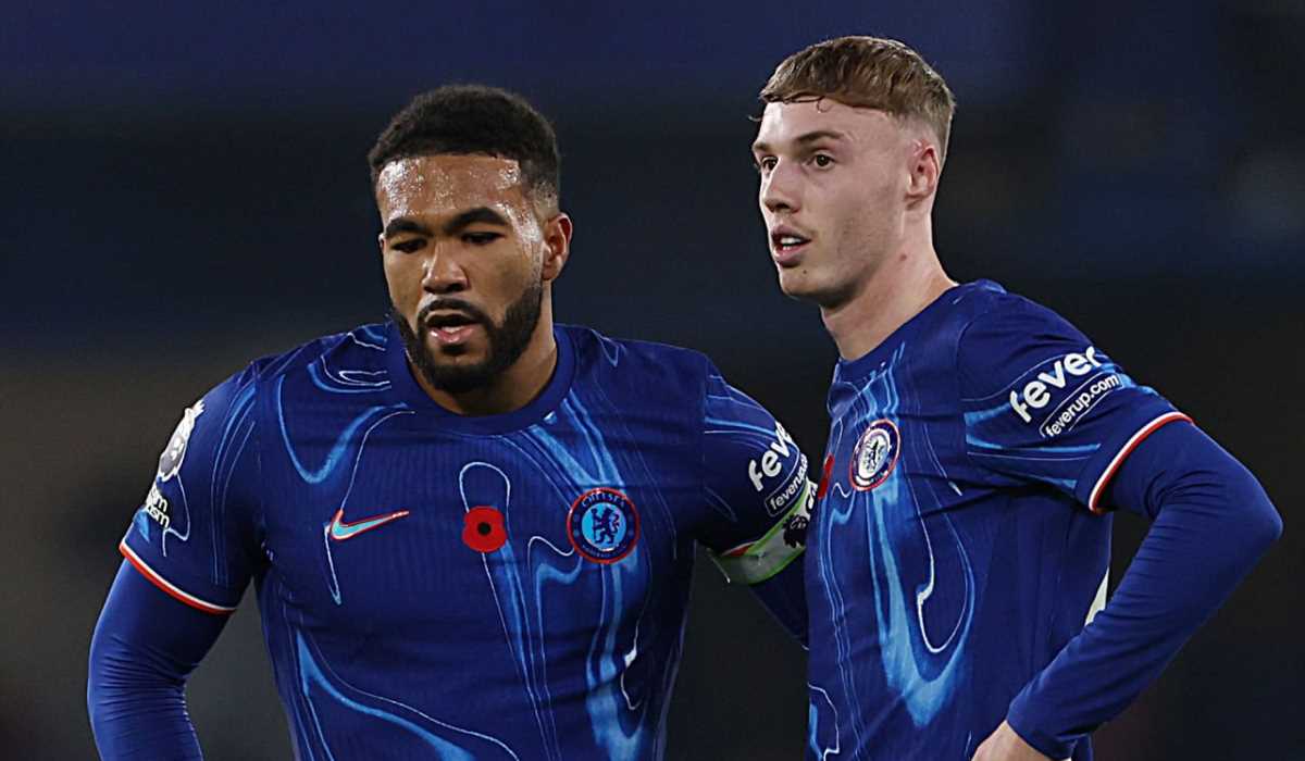 Cole Palmer dan Reece James bersiap eksekusi bola mati