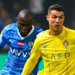 Cristiano Ronaldo berduel dengan Kalidou Koulibaly