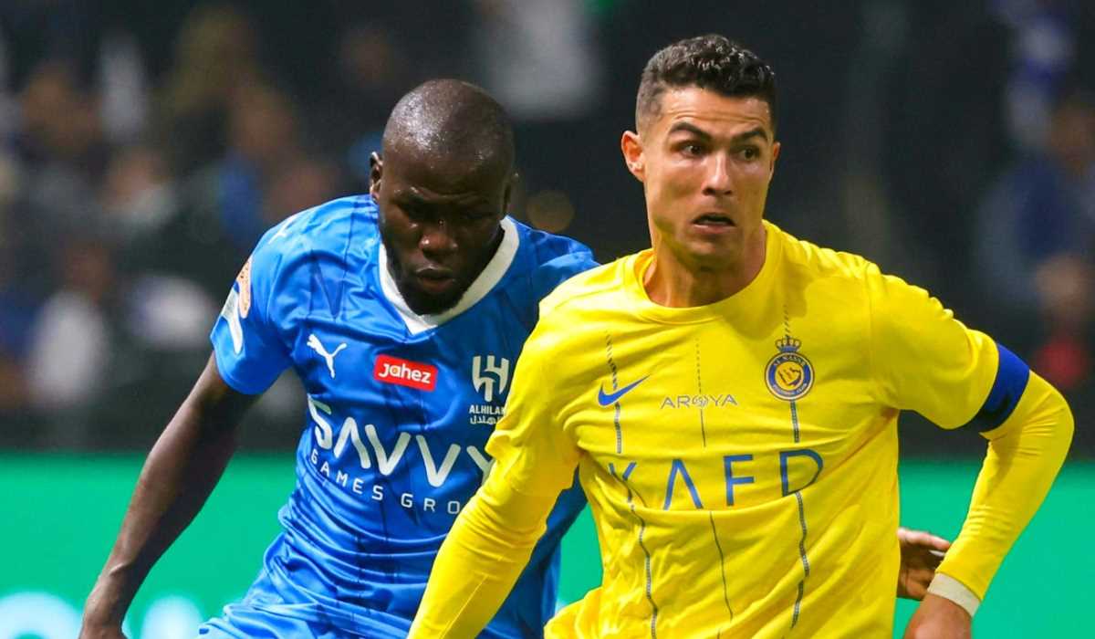 Cristiano Ronaldo berduel dengan Kalidou Koulibaly