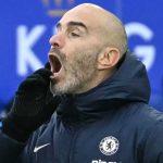 Enzo Maresca memberi instruksi para pemain Chelsea