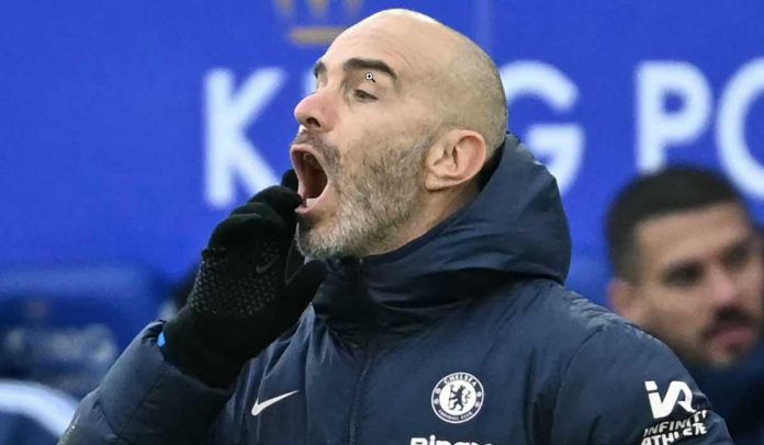 Enzo Maresca memberi instruksi para pemain Chelsea