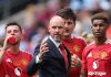 Erik ten Hag saat memberi instruksi para pemain Manchester United