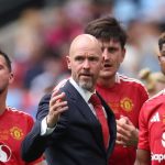 Erik ten Hag saat memberi instruksi para pemain Manchester United