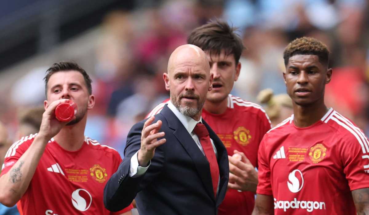 Erik ten Hag saat memberi instruksi para pemain Manchester United